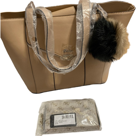 NWT Genuine Guess handbag with matching wallet and puff accessory - Picture 1 of 13